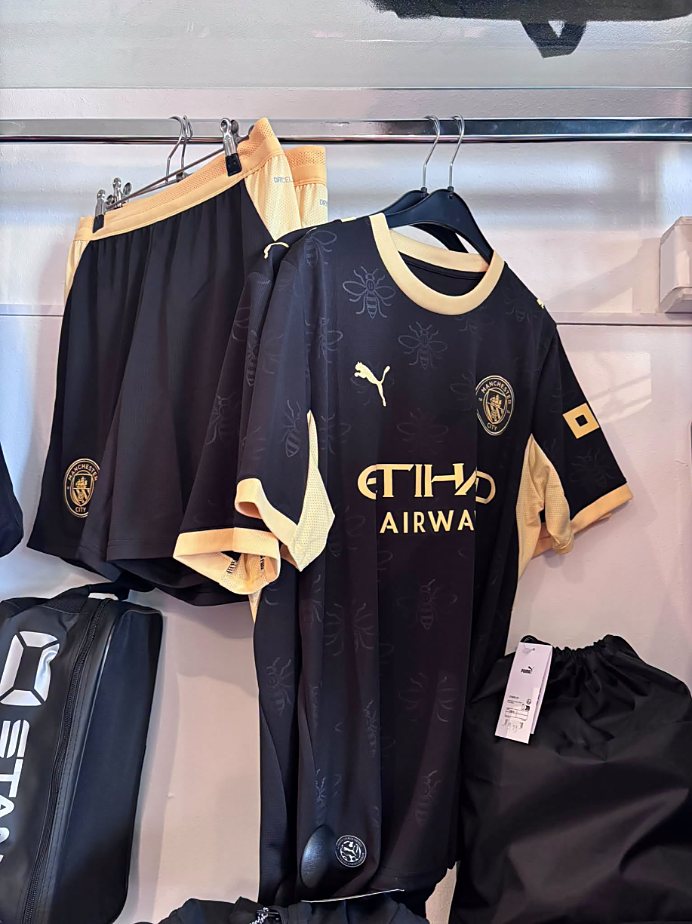 Manchester City-tenue van Puma aan het rek