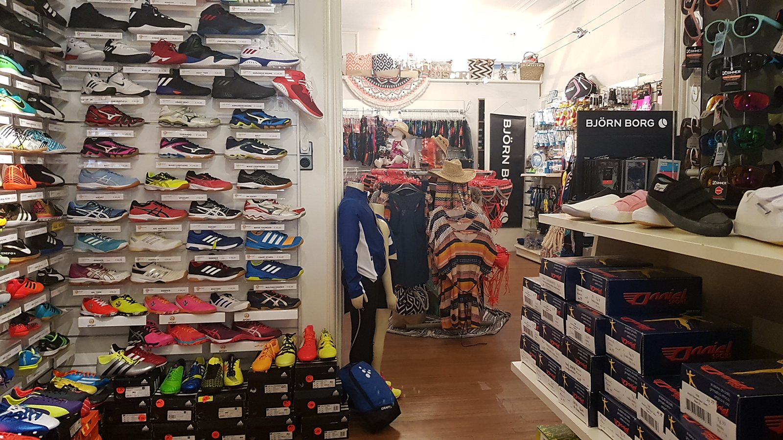 Wand met zaal-, hockey- en voetbalschoenen