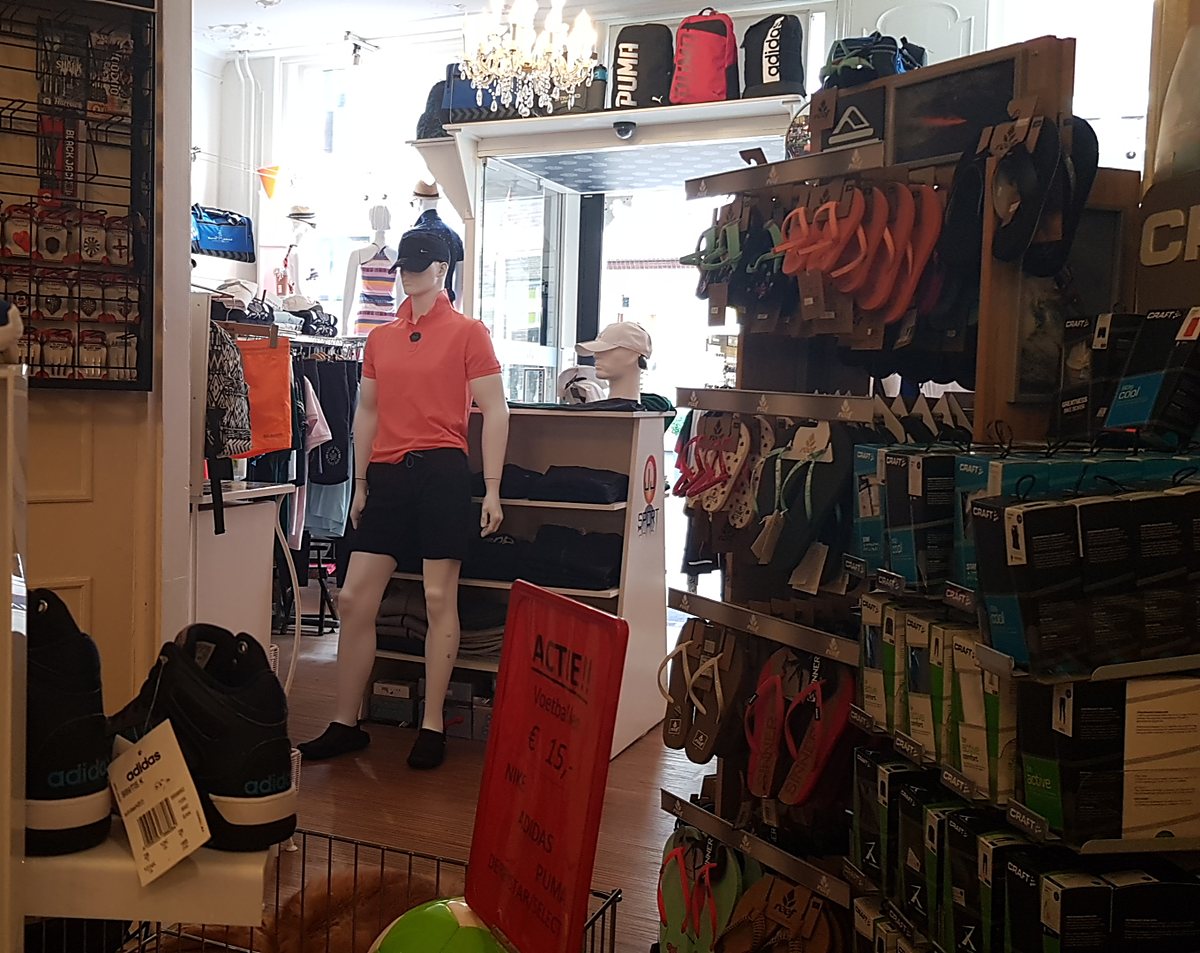 De winkel met de kroonluchter, sportkleding en slippers